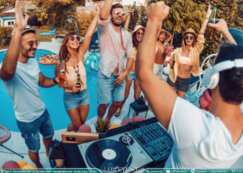 Pool party bữa tiệc âm nhạc DJ