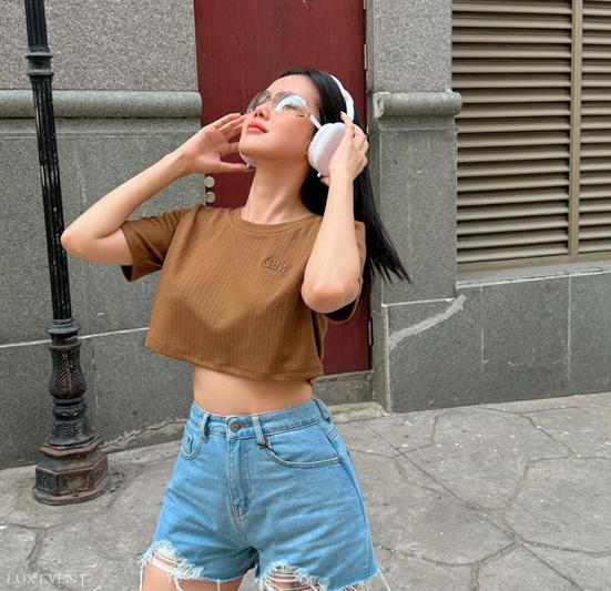 Phối đồ với áo thun croptop