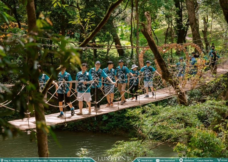 Team building camping là sự kết hợp giữa hai động gồm việc xây dựng, gắn kết tinh thần đồng đội (Team building) và cắm trại (Camping)