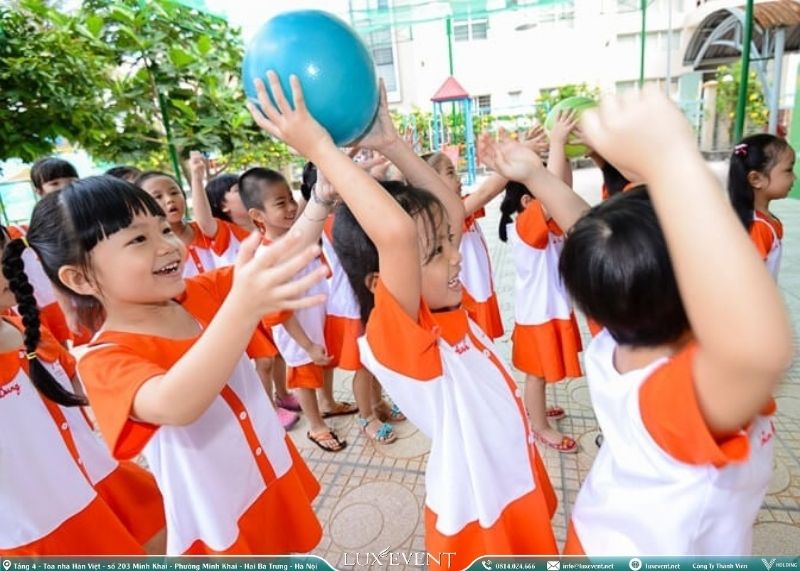 Trò chơi ném bom bóng nhựa