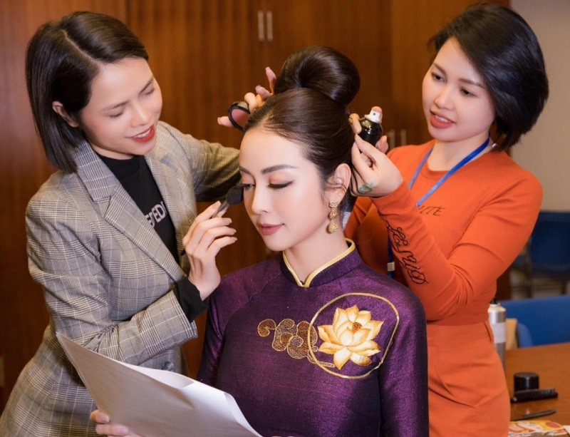 Makeup tạo nên sự chuyên nghiệp cho người tham gia sự kiện