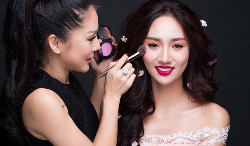 Nhân sự makeup - Makeup làm tôn lên vẻ đẹp và sự tự tin