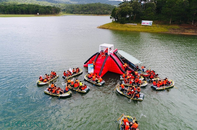 Hồ Tuyền Lâm là địa điểm mà bạn có thể tổ chức team building dưới nước 