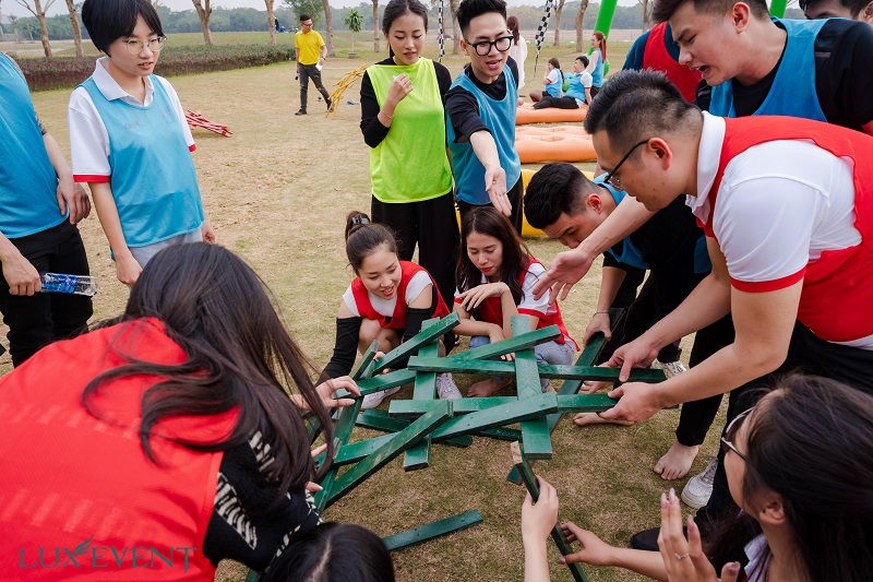  Team building tại công viên Yên Sở - Trò chơi “Xếp cầu Locdo”