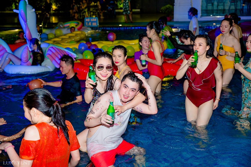 Chủ đề year end party - Cocktails Pool Party