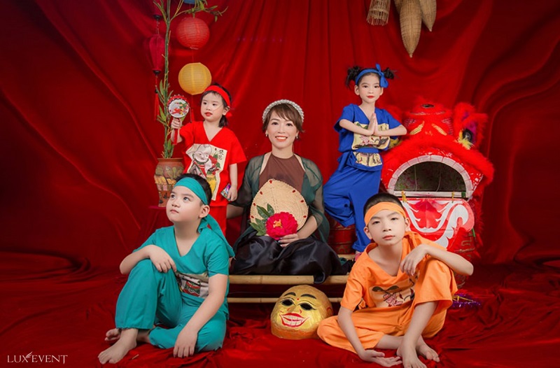 Chụp ảnh Trung Thu cho bé - Concept Cùng bố mẹ tham quan Phố Cổ