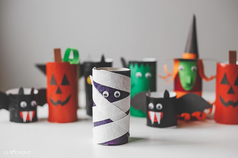 Trang trí Halloween bằng cuộn giấy vệ sinh