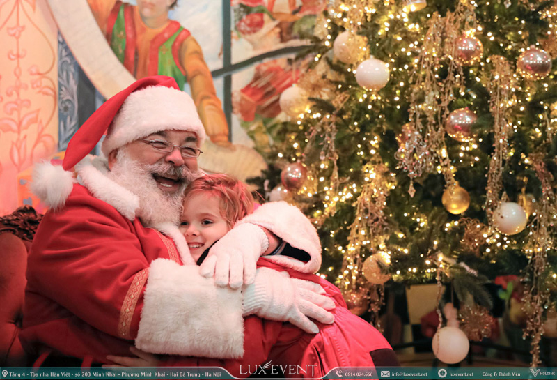 Chụp ảnh Giáng Sinh với ông già Noel